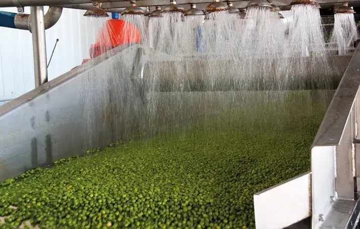 Industrial wastewater treatment with vibratory separator